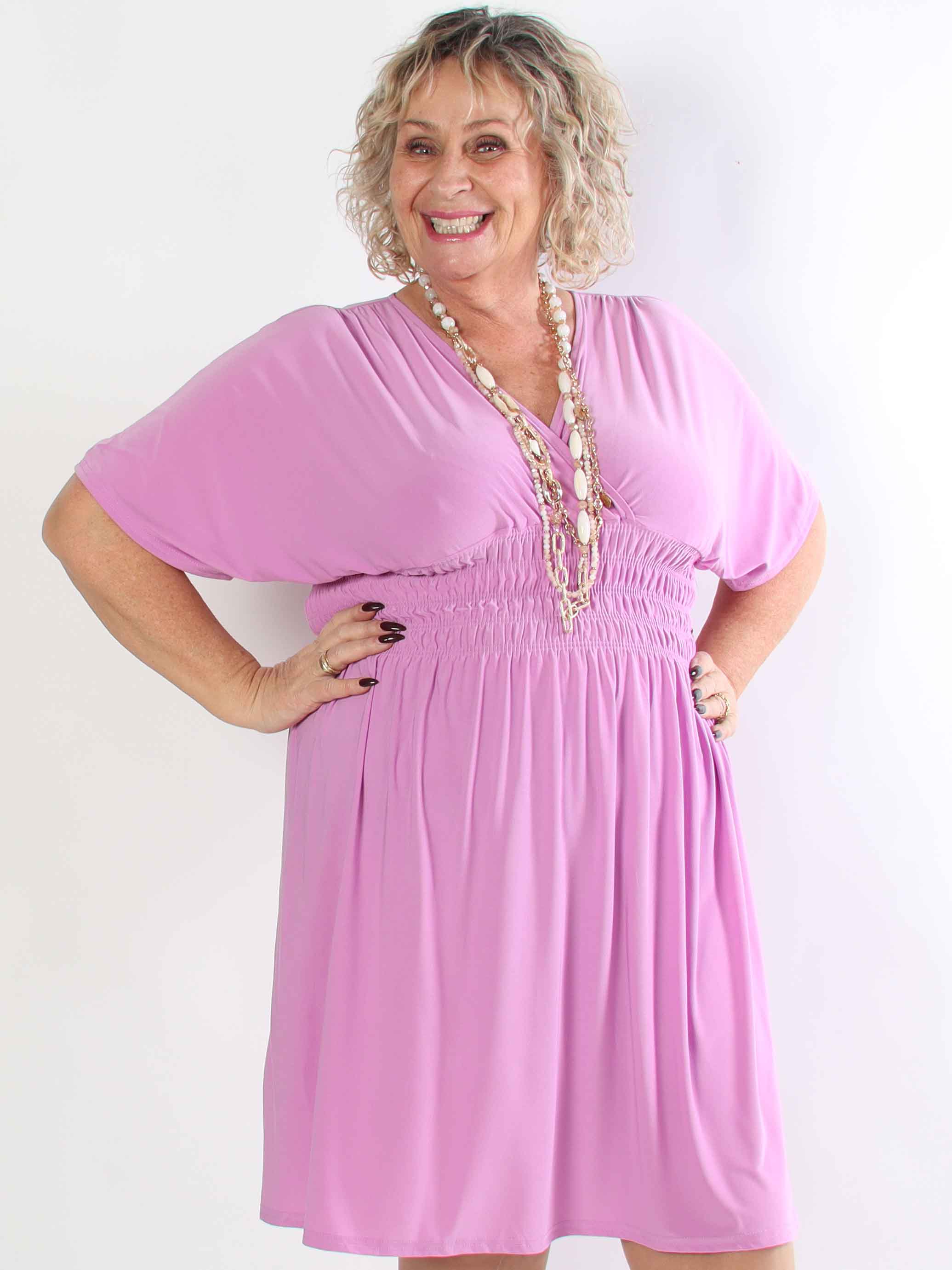 Pams Plain Short - Elastisk plus size kjole med smock i taljen